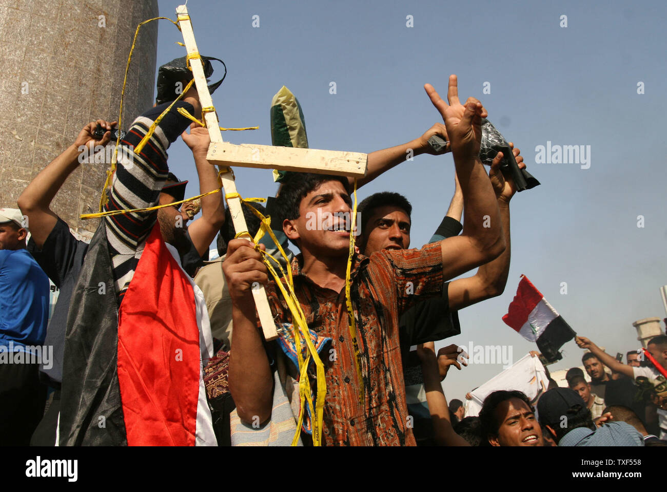 Des milliers de manifestants en mars au cours d'un rassemblement au square Firdos à Bagdad le 21 novembre 2008. Adeptes de clerc chiite Moqtada al-Sadr ont manifesté vendredi contre un pacte en laissant les forces américaines séjour en Iraq jusqu'en 2011, et a renversé une effigie du Président George W. Bush où les troupes américaines ont détruit une fois qu'une statue de Saddam Hussein. (Photo d'UPI/Ali Jasim) Banque D'Images