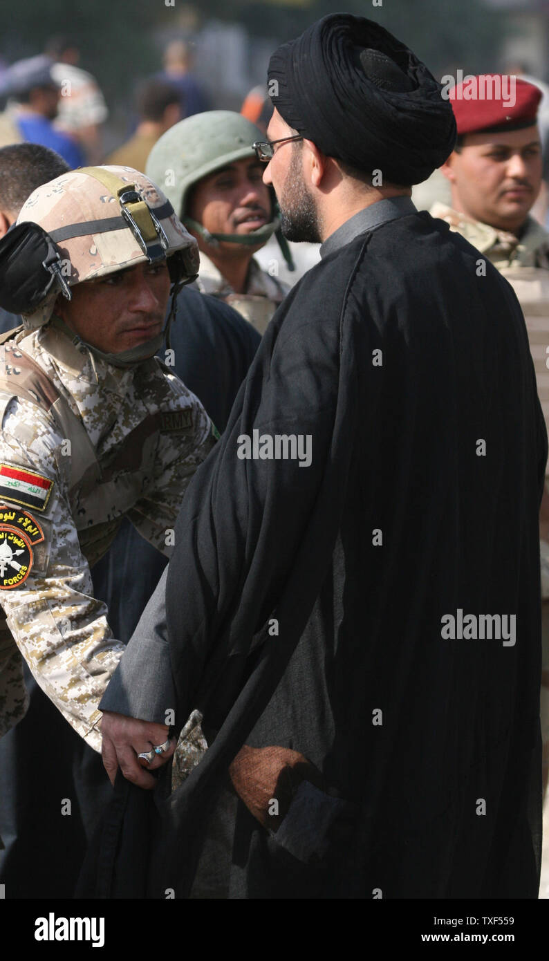 Les manifestants passent par un contrôle de sécurité avant qu'un rassemblement au square Firdos à Bagdad le 21 novembre 2008. Adeptes de clerc chiite Moqtada al-Sadr ont manifesté vendredi contre un pacte en laissant les forces américaines séjour en Iraq jusqu'en 2011, et a renversé une effigie du Président George W. Bush où les troupes américaines ont détruit une fois qu'une statue de Saddam Hussein. (Photo d'UPI/Ali Jasim) Banque D'Images