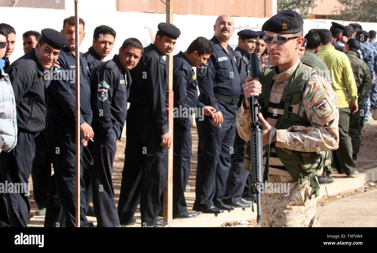 La sécurité de l'Iraq est en vigueur en tant que policiers iraquiens show sont fouillé avant d'entrer dans un bureau de vote à Bagdad le 4 mars 2010. Plus de 800 000 Iraquiens, y compris le personnel de sécurité, les médecins, les prisonniers et les travailleurs de l'hôpital vote aujourd'hui avant l'élection nationale Dimanche, 7 mars. Photos d'UPI/Ali Jasim Banque D'Images
