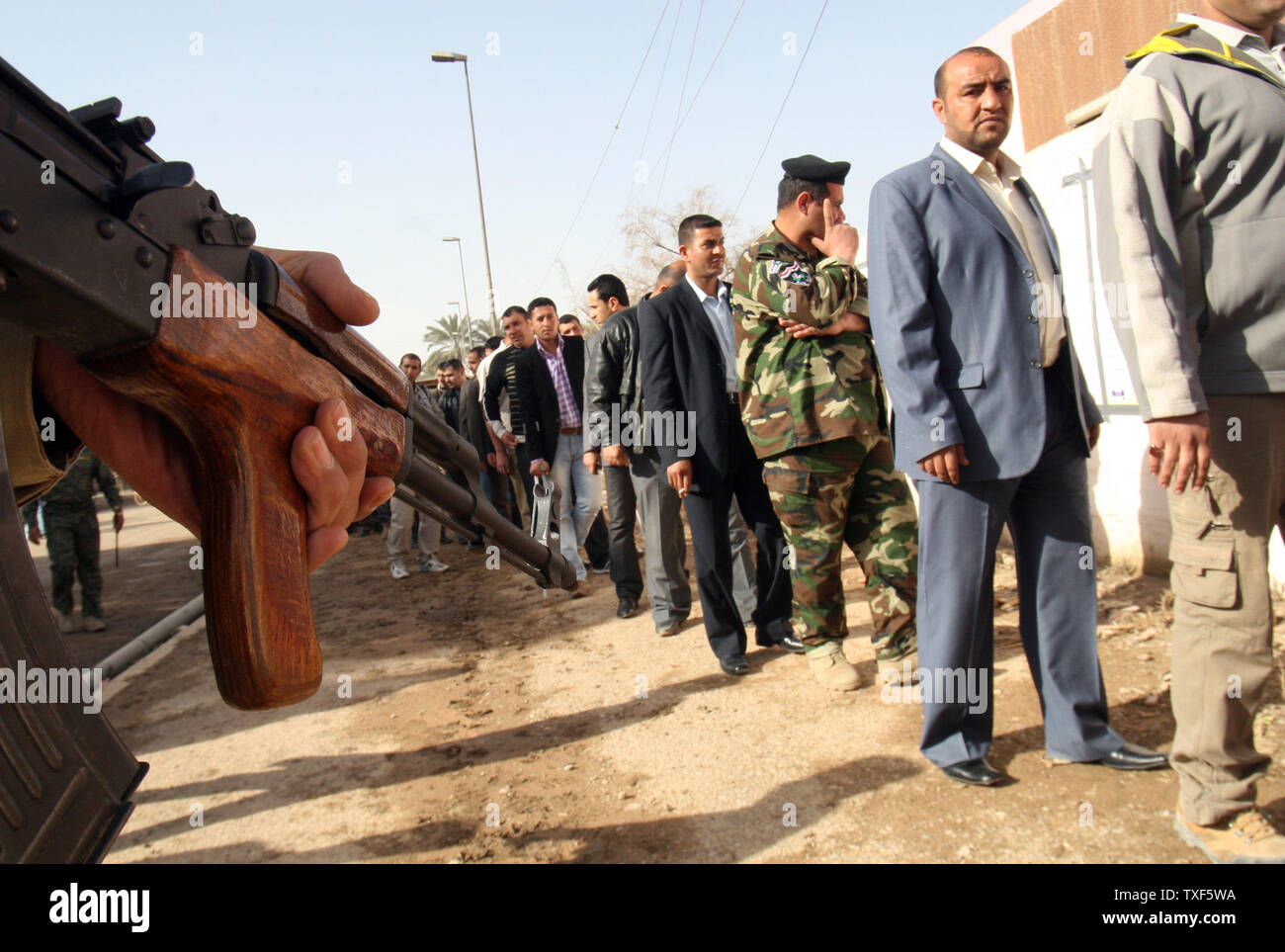 La sécurité de l'Iraq est en vigueur en tant que policiers iraquiens show sont fouillé avant d'entrer dans un bureau de vote à Bagdad le 4 mars 2010. Plus de 800 000 Iraquiens, y compris le personnel de sécurité, les médecins, les prisonniers et les travailleurs de l'hôpital vote aujourd'hui avant l'élection nationale Dimanche, 7 mars. Photos d'UPI/Ali Jasim Banque D'Images