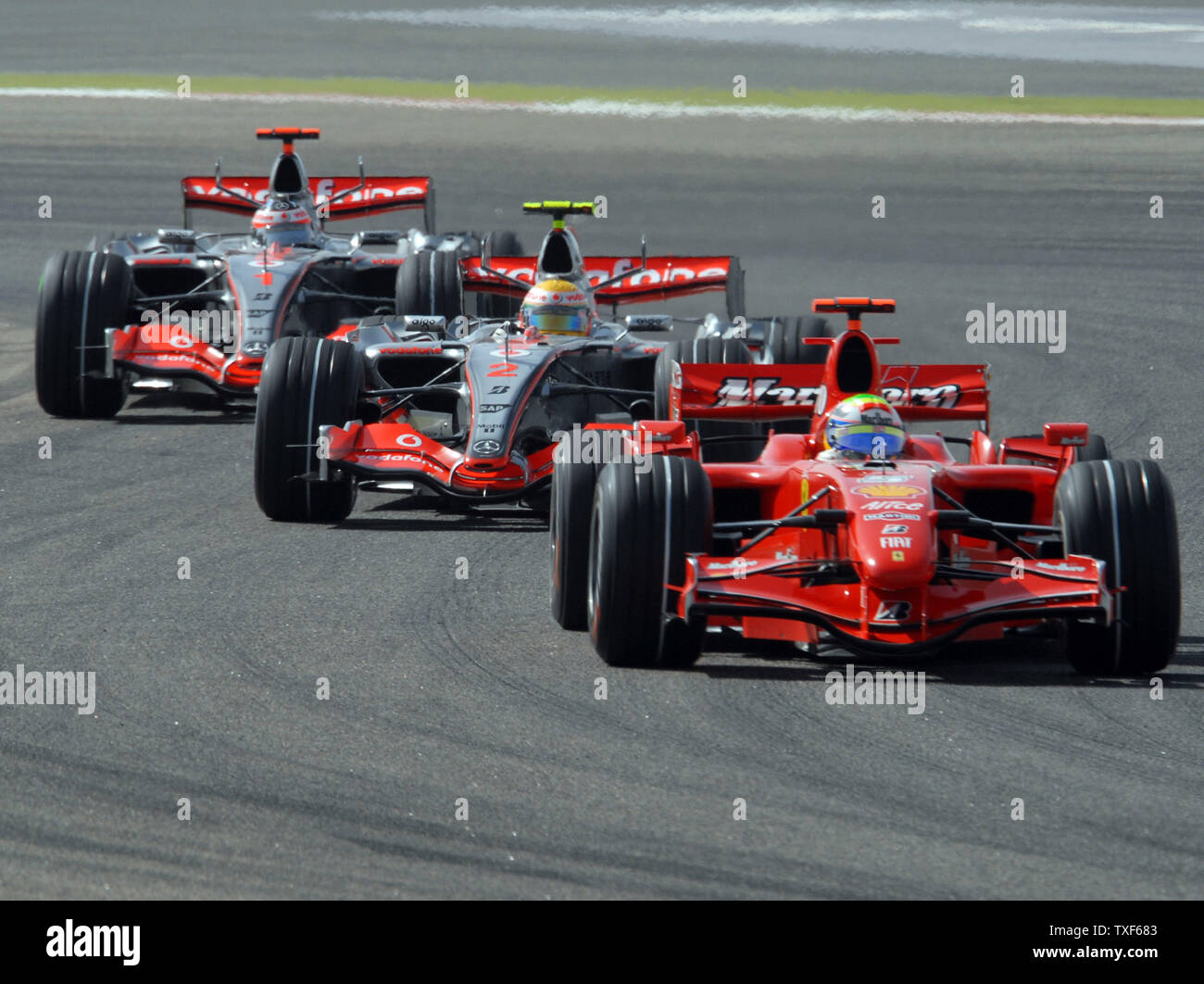 Le gagnant du Grand Prix de Formule 1, la Ferrari de Felipe Massa suivi par la McLaren de Lewis Hamilton qui a terminé deuxième et Hamilton son partenaire Fernado Alonso qui a terminé cinquième le dimanche 15 avril 2007. La Ferrari de Kimi Raikkonen a terminé troisième. (Photo d'UPI/Norbert Schiller) Banque D'Images