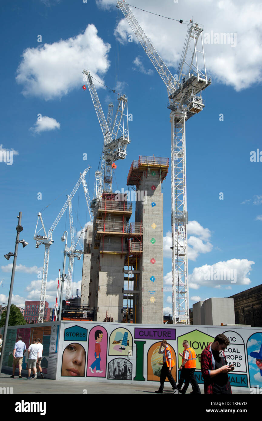 Londres, Kings Cross. Les grues de construction, la transformation de la région en un nouveau centre, office et du coût élevé des logements. Banque D'Images