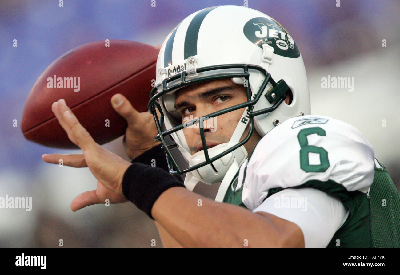 New York Jets quarterback # 6 Mark Sanchez se réchauffe avant un match pré-saison entre les Ravens de Baltimore et les New York Jets à M & T Bank Stadium à Baltimore le lundi, Août 24, 2009. UPI/Greg Whitesell Banque D'Images