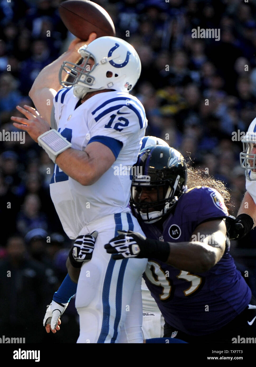 Indianapolis Colts quarterback Andrew Luck est saccagée par Baltimore Ravens DeAngelo Tyson au cours du premier trimestre de M&T Bank Stadium au cours de l'AFC Wild Card round à Baltimore, Maryland, le 6 janvier 2013. UPI/Kevin Dietsch Banque D'Images