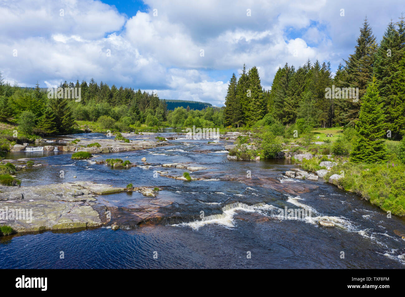 Vue aérienne de l'Otter, Piscine d'eau noire de la rivière Dee, Dee, Galloway Forest, Dumfries et Galloway, Écosse Banque D'Images