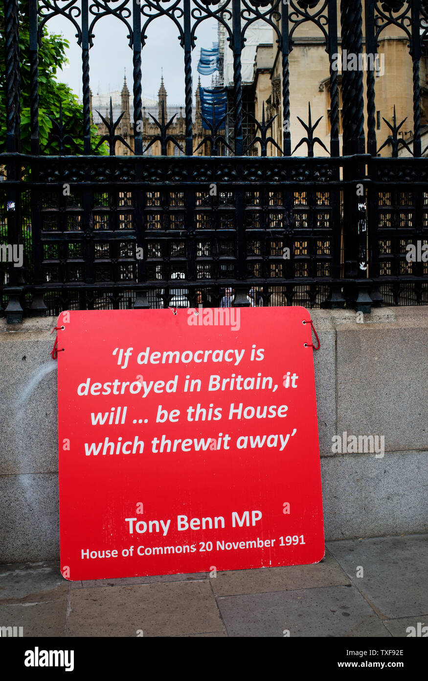 Westminster Londres Le Parlement Brexit Utilisation Des Militants Une Citation De Tony Benn D Accuser D Etre Anti Democrate Du Parlement Europeen Photo Stock Alamy