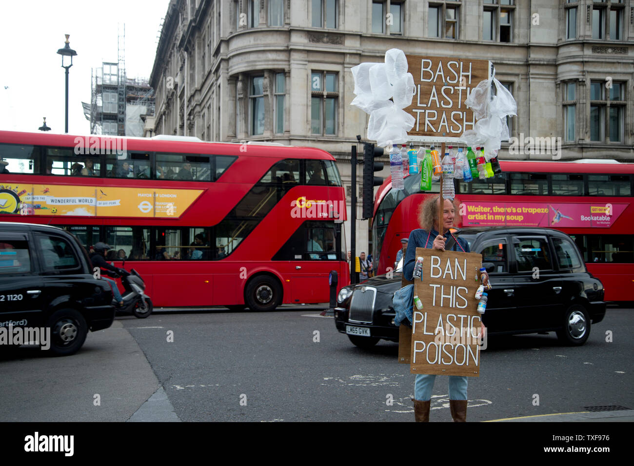 Westminster, Londres. Le parlement. Rob Unbranded, protestant contre l'utilisation de plastique, qu'il a fait chaque jour. Banque D'Images