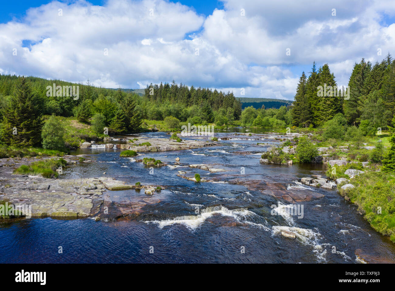 Vue aérienne de l'Otter, Piscine d'eau noire de la rivière Dee, Dee, Galloway Forest, Dumfries et Galloway, Écosse Banque D'Images