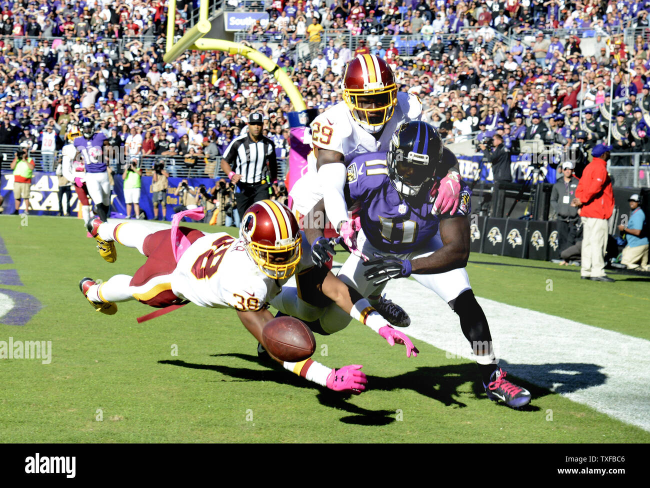 Redskins de Washington humains Kendall Fuller (L) et Duc Ihenacho (haut) briser une note destinée à Baltimore Ravens receveur Kamar Aiken dans la zone des buts avec 20 secondes à gauche au quatrième trimestre l'action de la Ligue nationale de football à la M&T Bank Stadium, Baltimore, Maryland, le 9 octobre 2016. Grumes de Washington Baltimore 16-10. UPI/Mike Theiler Banque D'Images
