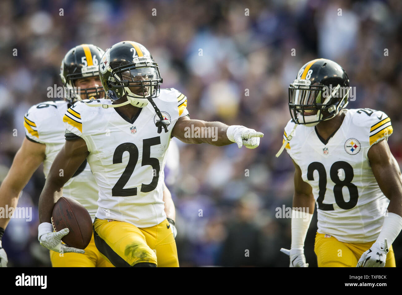Pittsburgh Steeler Artie évoluait Burns célèbre avec ses coéquipiers après son interception contre les Ravens de Baltimore au premier trimestre au M&T Bank Stadium à Baltimore, Maryland, le 6 novembre 2016. Photo par Pete Marovich/UPI Banque D'Images
