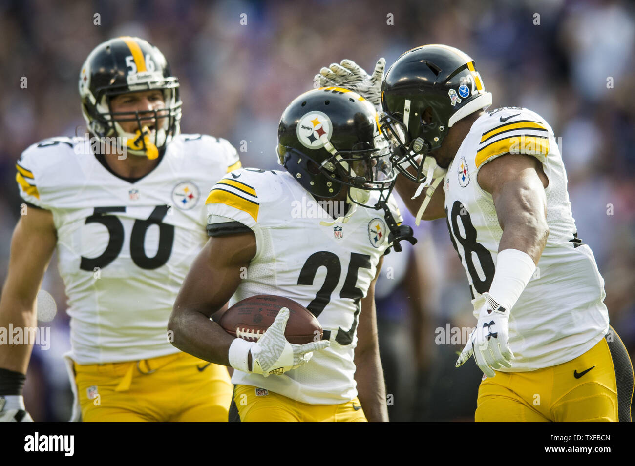 Pittsburgh Steeler Artie évoluait Burns célèbre avec ses coéquipiers après son interception contre les Ravens de Baltimore au premier trimestre au M&T Bank Stadium à Baltimore, Maryland, le 6 novembre 2016. Photo par Pete Marovich/UPI Banque D'Images