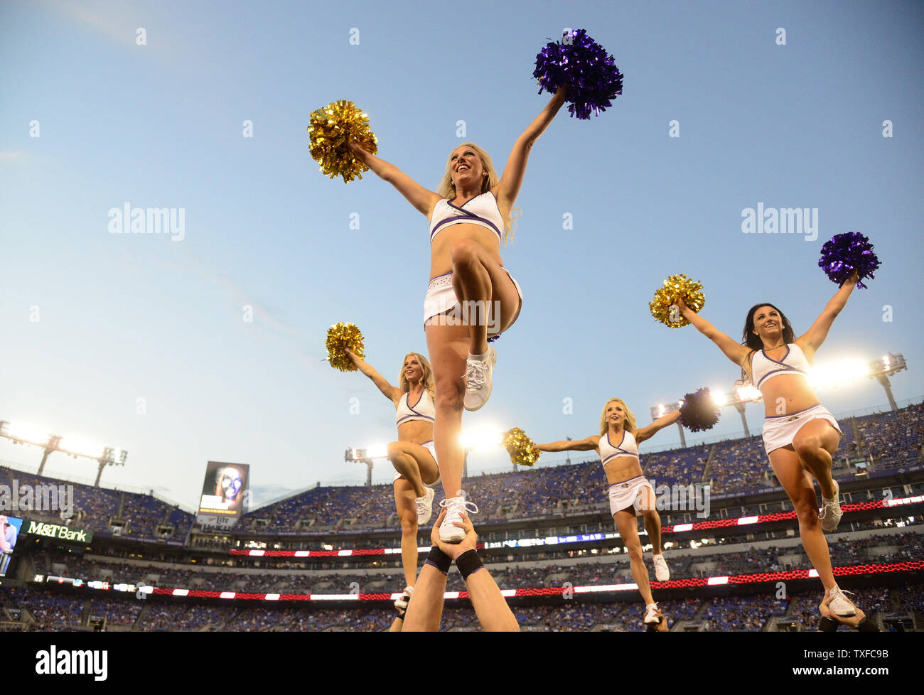 Les corbeaux cheerleaders effectuer au cours de la première moitié de la saison NFL match contre les Los Angeles Rams au M&T Bank Stadium à Baltimore, Maryland, le 9 août 2018. Photo de David Tulis/UPI Banque D'Images