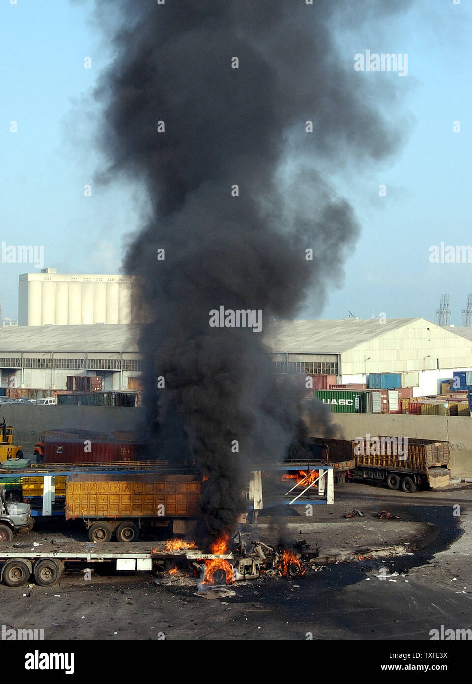 Les israéliens ont bombardé une aire de stationnement pour les camions dans le port de Beyrouth, faisant deux morts et détruit un certain nombre de véhicules tôt lundi 17 juillet 2006. Des avions et des navires continuent de cibler les ports le long de la côte du Liban. Plus de cent cinquante personnes au Liban, en majorité des civils, ont péri depuis le début du conflit, le mercredi 12 juillet, après que le Hezbollah guérilleros kidnappé deux soldats israéliens tués et 7 autres. UPI (photo) Banque D'Images