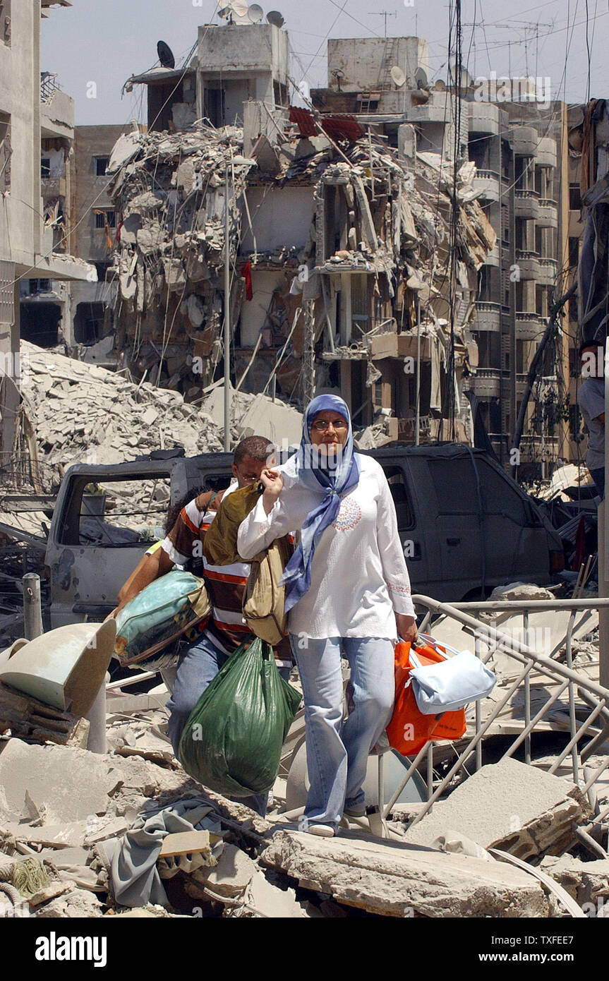 Les résidents de Beyrouth le Hezbollah de banlieue sud contrôlée profiter de l'accalmie dans le bombardement de l'air pour essayer de récupérer appartenant à partir de ce qui reste de leur maison le lundi 31 juillet, 2006. Israël a accepté d'arrêter les bombardements aériens du Liban alors qu'ii étudie l'assassinat de plus de 50 civils dans une frappe aérienne à Cana, au Sud Liban hier. . Jusqu'à présent plus de 500 Libanais, pour la plupart des civils sont morts depuis le début du conflit, le 12 juillet. L'attaque est venue un jour où la secrétaire d'État américaine Condoleezza Rice était en réunion avec des représentants d'Israël. UPI (photo) Banque D'Images