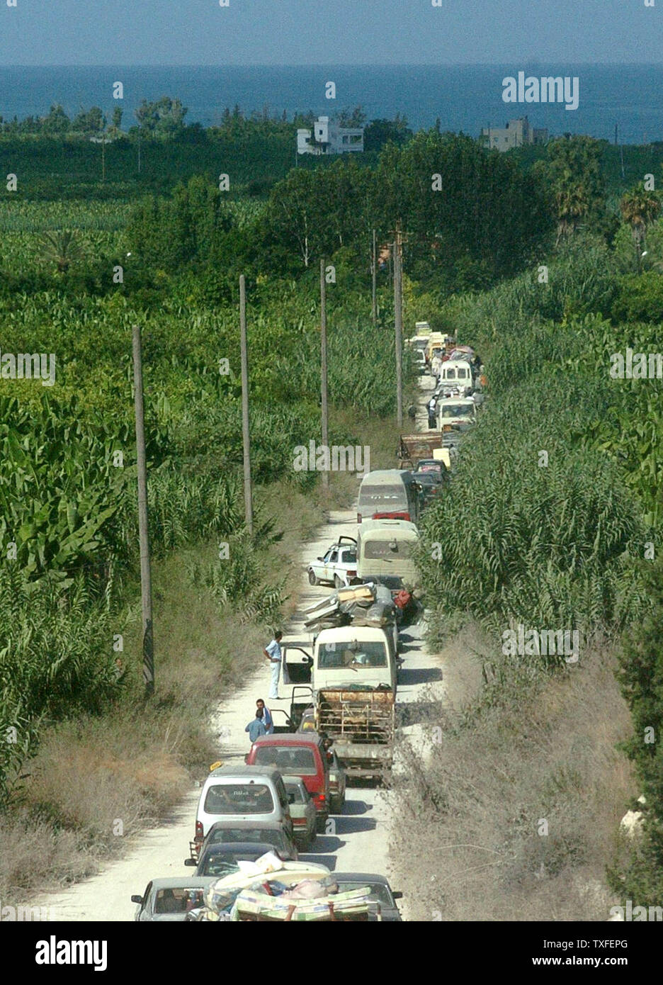 Foule libanaise le chemin de terre en direction du village d'Qasemeya le 16 août 2006. Près d'un million de Libanais ont été sans abri pendant le conflit et beaucoup sont maintenant de retourner dans leurs villages pour trouver leurs maisons en ruine. UPI (photo) Banque D'Images