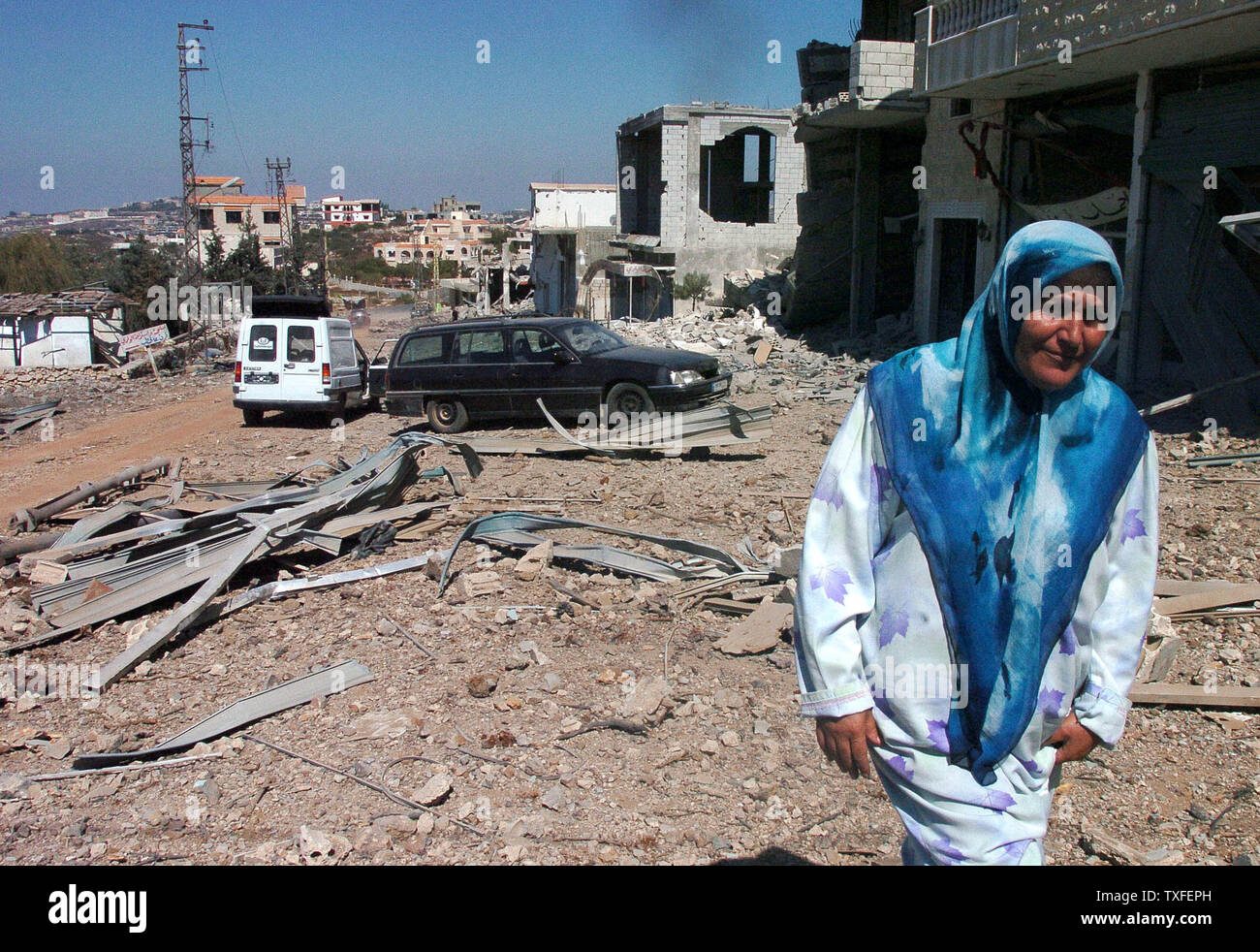 Une femme en larmes retourne à son village de Kafra le 16 août 2006. Près d'un million de Libanais ont été sans abri pendant le conflit et maintenant, beaucoup sont de retour pour trouver leurs maisons en ruine. UPI (photo) Banque D'Images