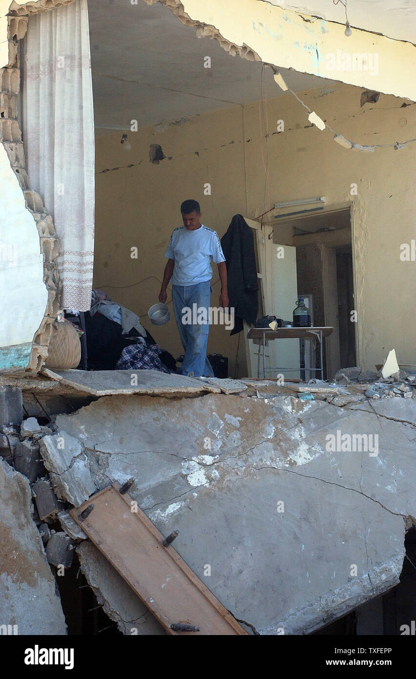 Un homme retourne à sa maison dans le village de Srifa, dans le sud du Liban le 16 août 2006. Près d'un million de Libanais ont été sans abri pendant le conflit et sont maintenant de retour dans leurs villages pour trouver leurs maisons en ruine. UPI (photo) Banque D'Images