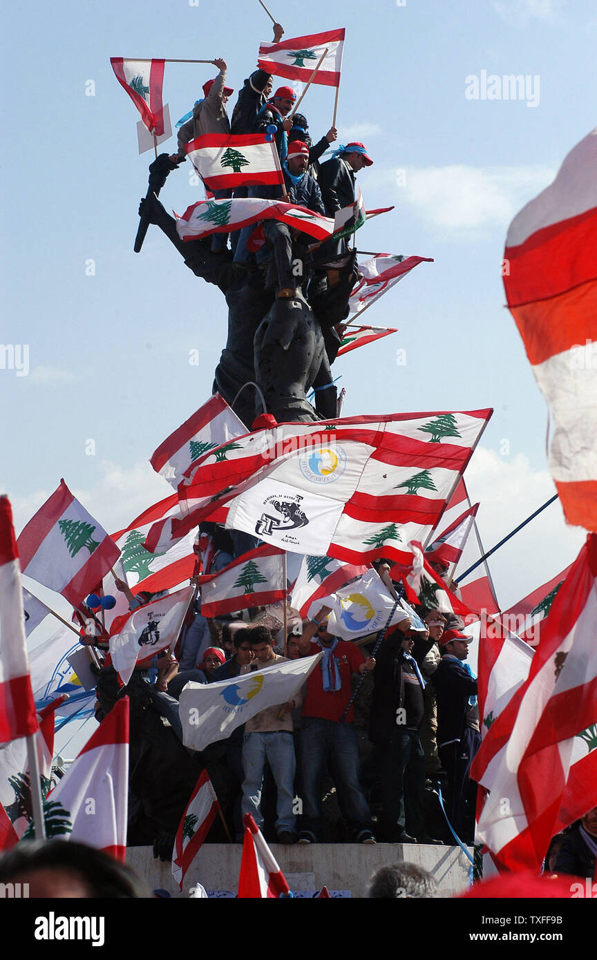 Des dizaines de milliers de Libanais pro gouvernement paniers en place des martyrs dans le centre de Beyrouth pour commémorer le deuxième anniversaire de l'ancien Premier Ministre Rafik Hariri assassinat le 14 février 2007. Les militaires mis en place des barbelés à diviser les partisans du gouvernement de l'opposition du Hezbollah qui a été campé près de la Place des Martyrs depuis le 1er décembre 2006 pour réclamer la démission du gouvernement. La commémoration s'est déroulée sans incident entre les deux groupes. (Photo d'UPI/Norbert Schiller) Banque D'Images