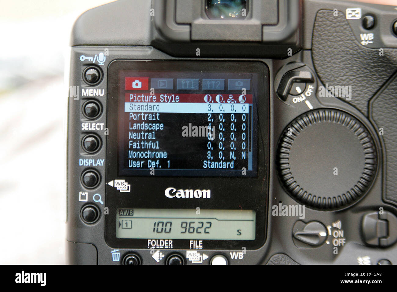 Canon présente le plus récent numérique professionnel EOS 1D Mark II  N'appareil photo modèle lors de l'IFA 2005 Monde de l'électronique grand  public à Berlin, Allemagne, le 6 septembre 2005. 2005 successeur