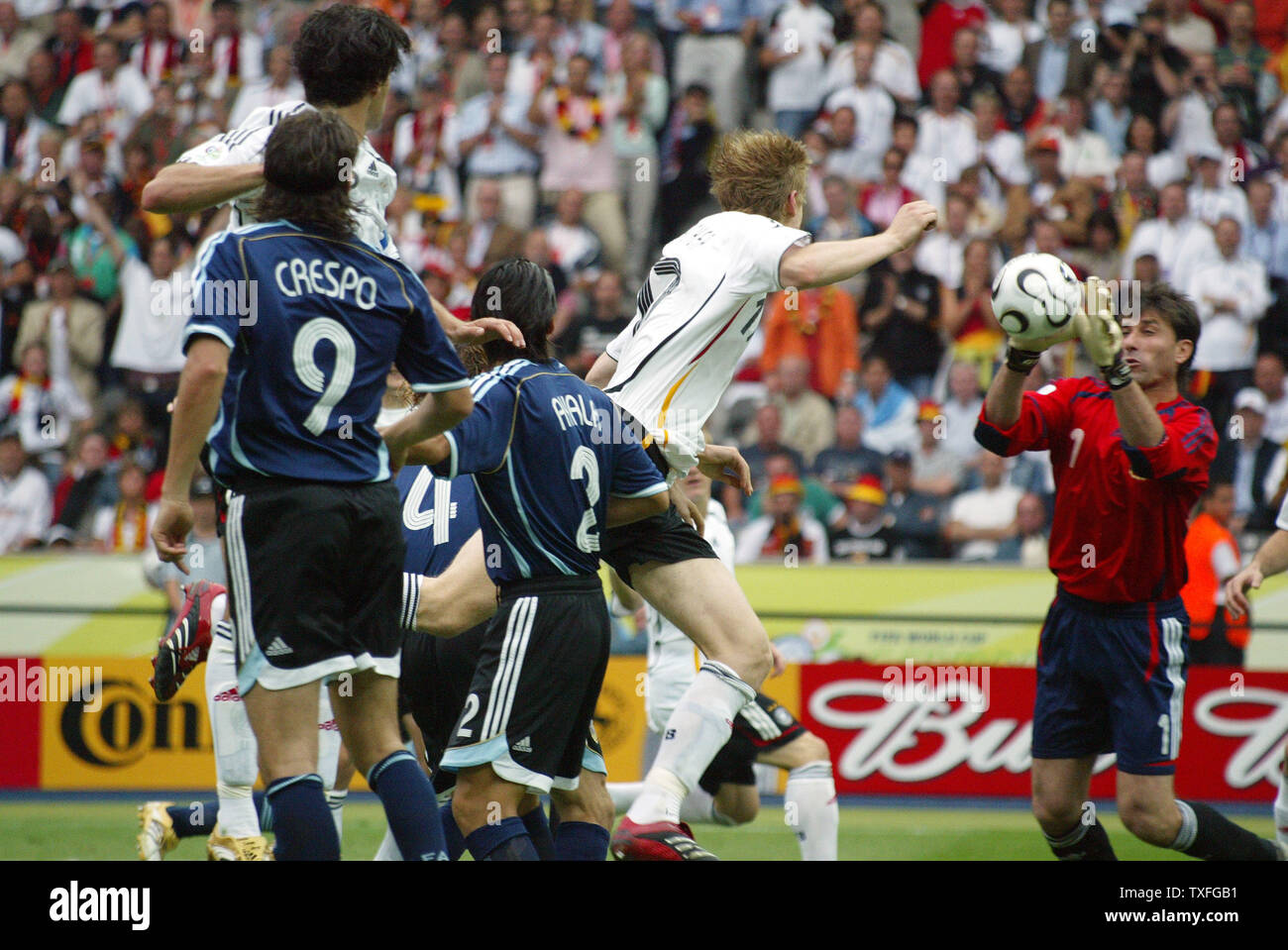 Le gardien argentin Roberto Abbondanzieri attrape la balle d'un shoot tête de Michael Ballack de l'Allemagne à l'Olympiastadion Vendredi, 30 juin 2006. L'Allemagne a battu l'Argentine 4-2. (Photo d'UPI/Arthur Thill) Banque D'Images