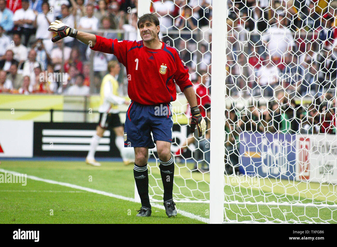 L'Argentine est gardien Roberto Abbondanzieri dirige son équipe joueurs pendant que vous jouez contre l'Allemagne à l'Olympiastadion Vendredi, 30 juin 2006. L'Allemagne a battu l'Argentine 4-2. (Photo d'UPI/Arthur Thill) Banque D'Images