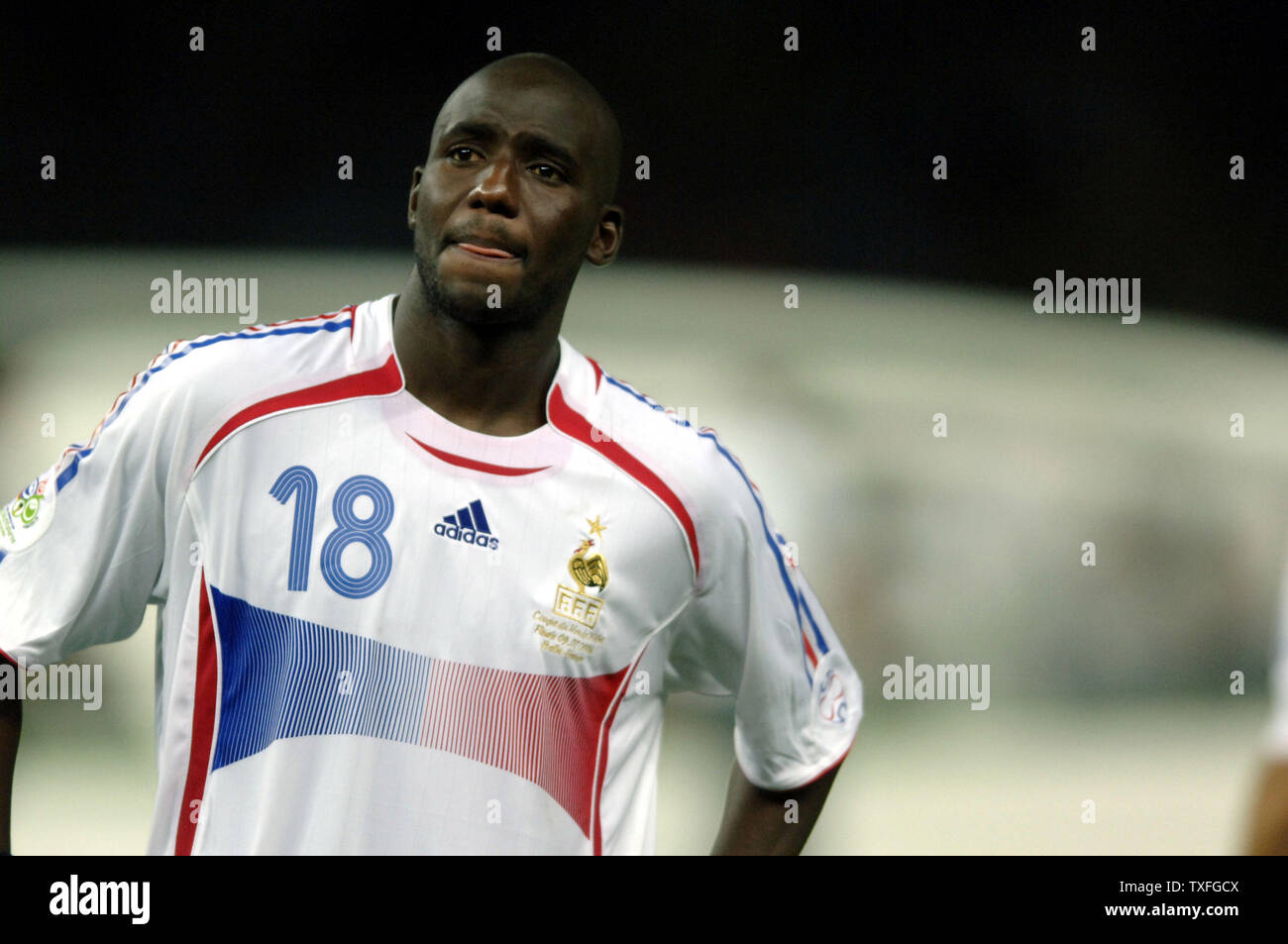 Alou Diarra joueur français pleurer réagit à son équipe perdre à l'Italie en Coupe du Monde de football à Berlin, Allemagne le Dimanche 9 juillet 2006. L'Italie est devenu Champion du Monde après un penalty shoot out tranchant France 5-3. (Photo d'UPI/Thierry Gromik) Banque D'Images