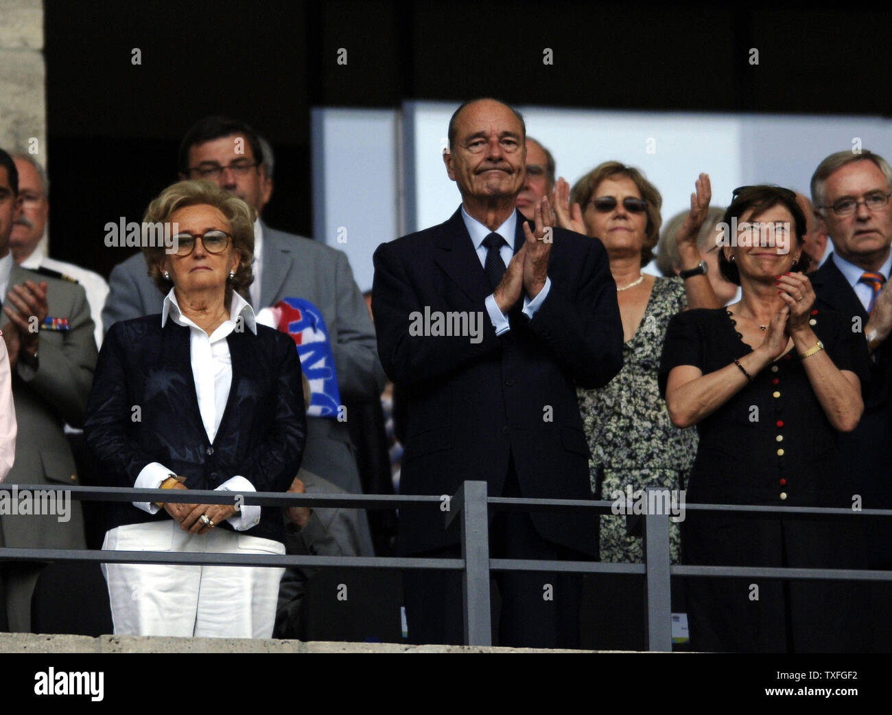 Le président de la République française Jacques Chirac et son épouse Bernadette Chodron de Courcel (gauche) voir la France perdre face à l'Italie en Coupe du Monde de football à Berlin, Allemagne le Dimanche 9 juillet 2006. L'Italie est devenu Champion du Monde après un penalty shoot out tranchant France 5-3. (Photo d'UPI/Thierry Gromik) Banque D'Images