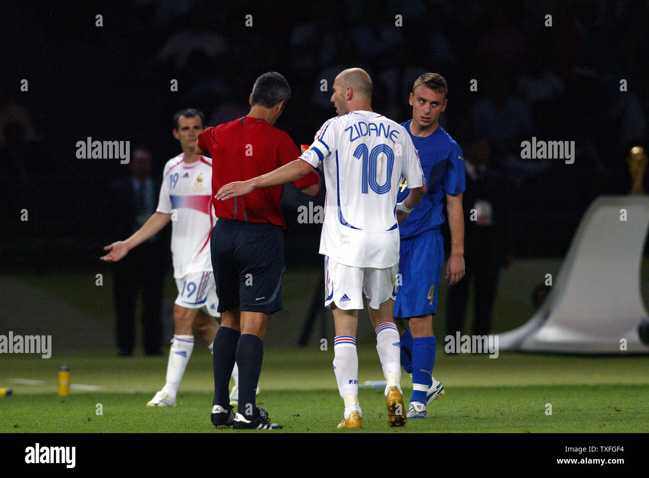 Zinedine Zidane obtient un carton rouge et est éjecté du match pour mauvais  comportement à l'encontre de l'Italie, Marco Materazzi dans la finale de la  Coupe du Monde de football à Berlin,