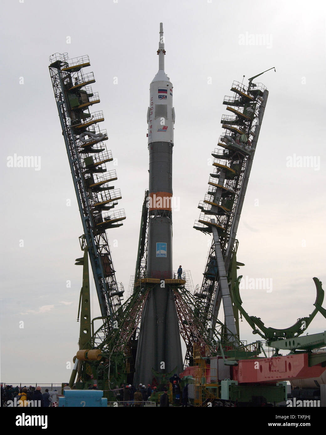 Une fusée Soyouz est positionné sur sa plateforme de lancement dans la matinée du 17 avril 2004, au cosmodrome de Baïkonour au Kazakhstan. Cette fusée Soyouz est prévu de lancer le remplacement vers la Station spatiale internationale le 19 avril. L'équipage international est composé du cosmonaute russe, Gennadi Padalka, néerlandais André Kuipers, astronaute et astronaute de la NASA, Mike Fincke à partir des Etats-Unis. (Photo d'UPI, Joe Marino) Banque D'Images