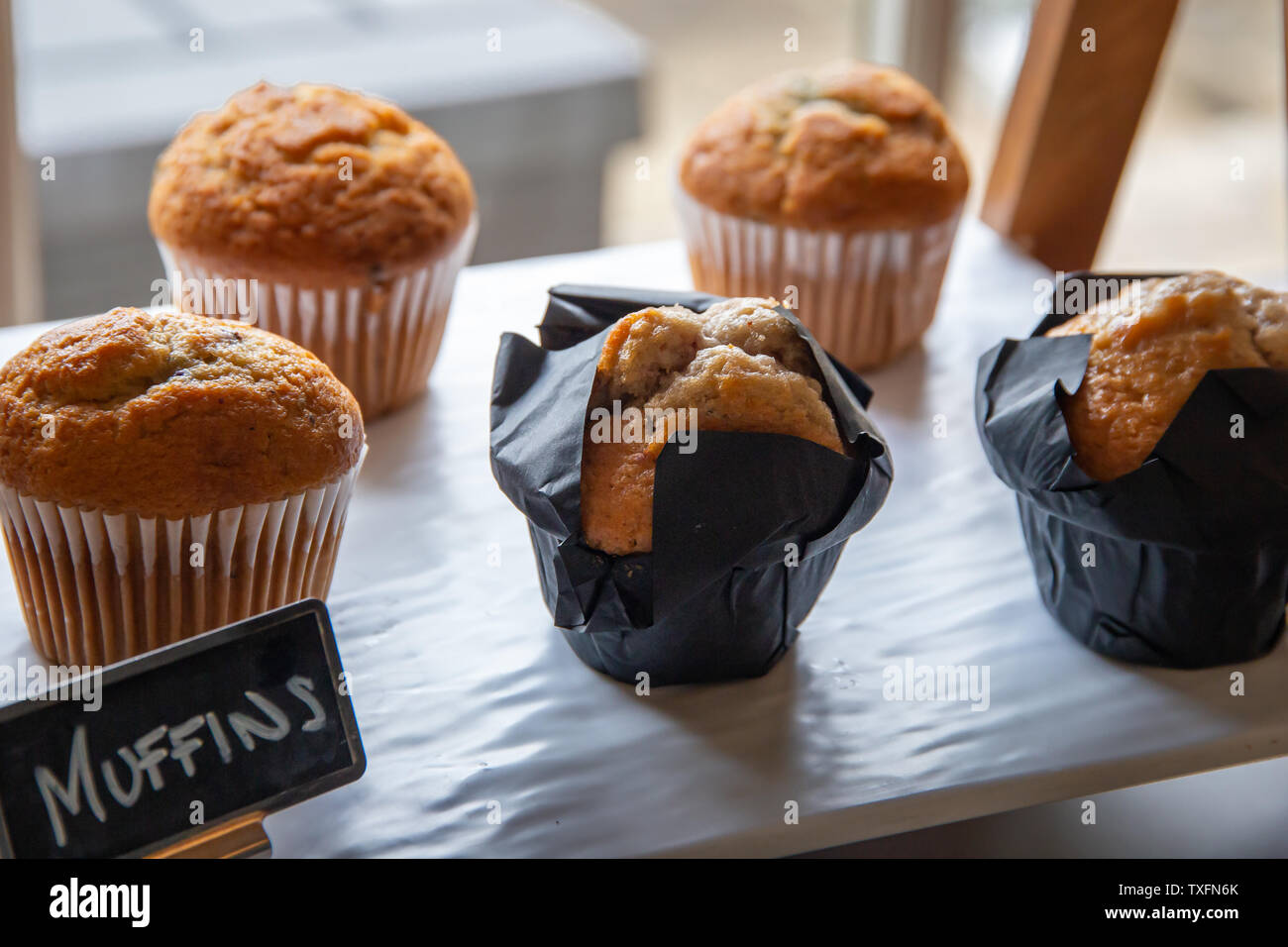 Variété de muffins chauds pour le petit-déjeuner au buffet de petit-déjeuner de l'hôtel Banque D'Images