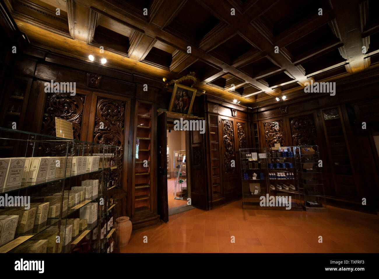 Les intérieurs de l'ancienne pharmacie Camaldoly avec le mobilier d'origine en bois incrustés et les moines' medicial produits. Banque D'Images