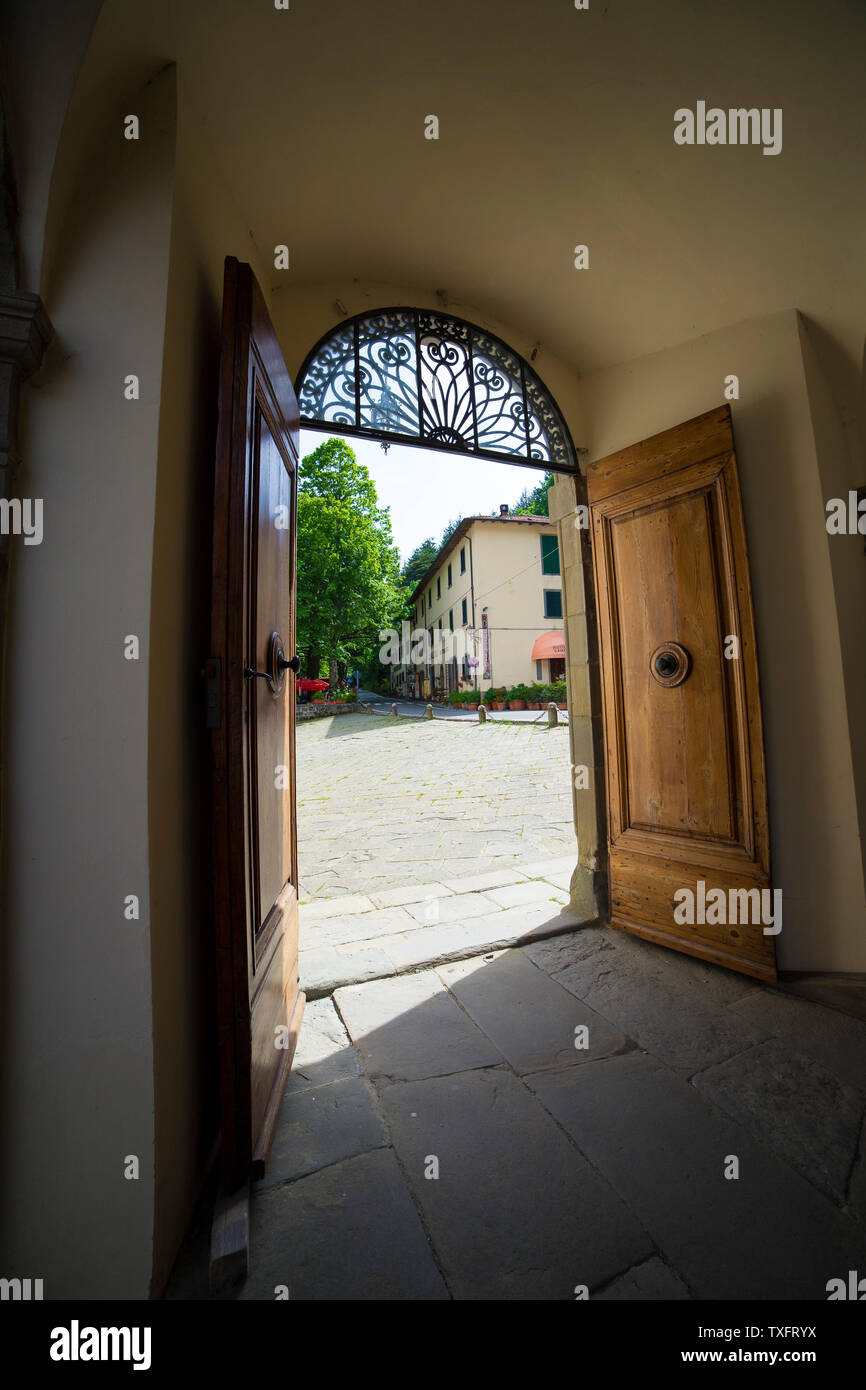 Porte d'entrée de la monastère de Camaldoli, vue de l'intérieur de la cour. La toscane, italie. Banque D'Images