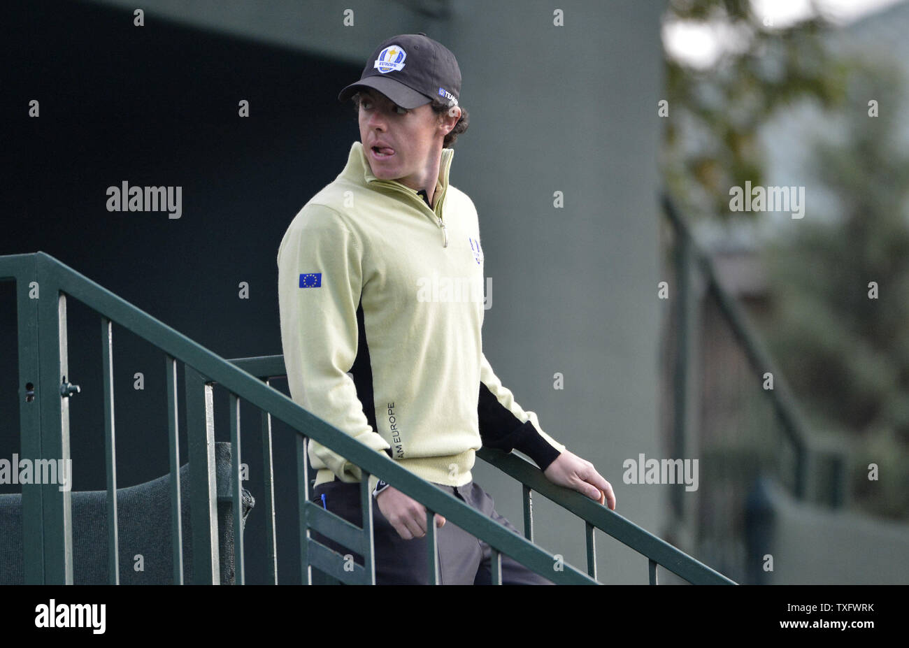 L'Europe de l'équipe de l'Irlande du Nord, Rory McIlroy marche jusqu'à la première pièce en T avant son match d'ouverture à la 39e Ryder Cup à Medinah Country Club le 28 septembre 2012 à Médine, l'Illinois. McIlroy et Graeme McDowell de l'Irlande du Nord a défait la Team USA Jim Furyk et Brandt Snedeker. UPI/Brian Kersey Banque D'Images