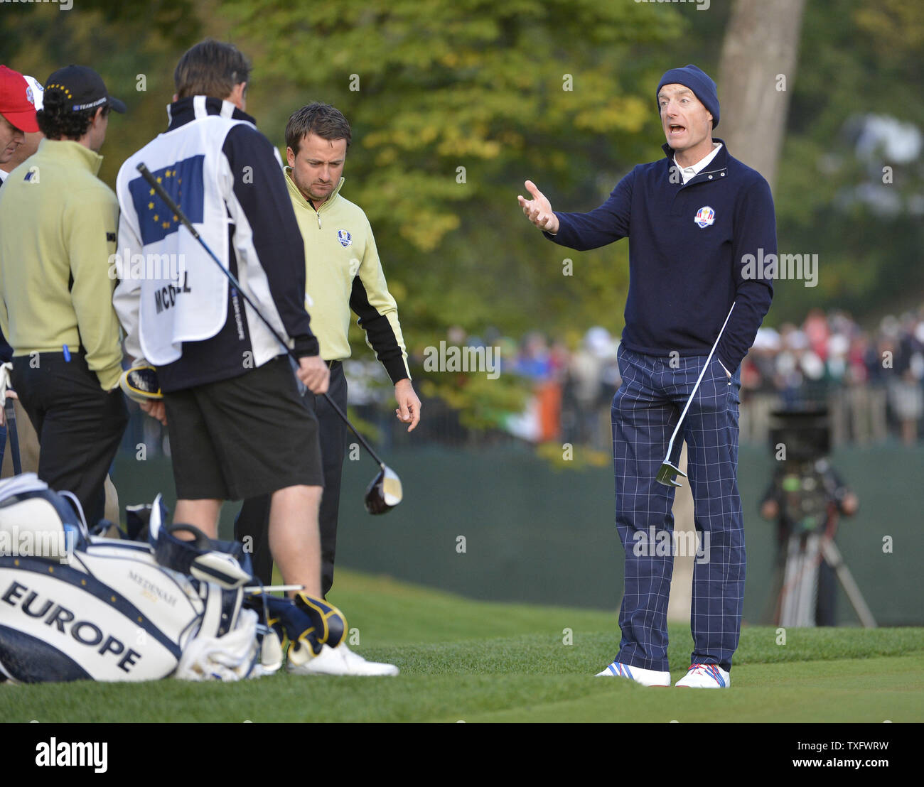 Jim Furyk du Team USA (R) parle avec l'équipe d'Irlande du Nord, Rory McIlroy (L) et Graeme McDowell de l'Irlande du Nord sur la deuxième vert comme ils attendent pour un fonctionnaire de la 39e Ryder Cup à Medinah Country Club le 28 septembre 2012 à Médine, l'Illinois. McIlroy et McDowell a remporté le match contre Furyk et Brandt Snedeker. UPI/Brian Kersey Banque D'Images