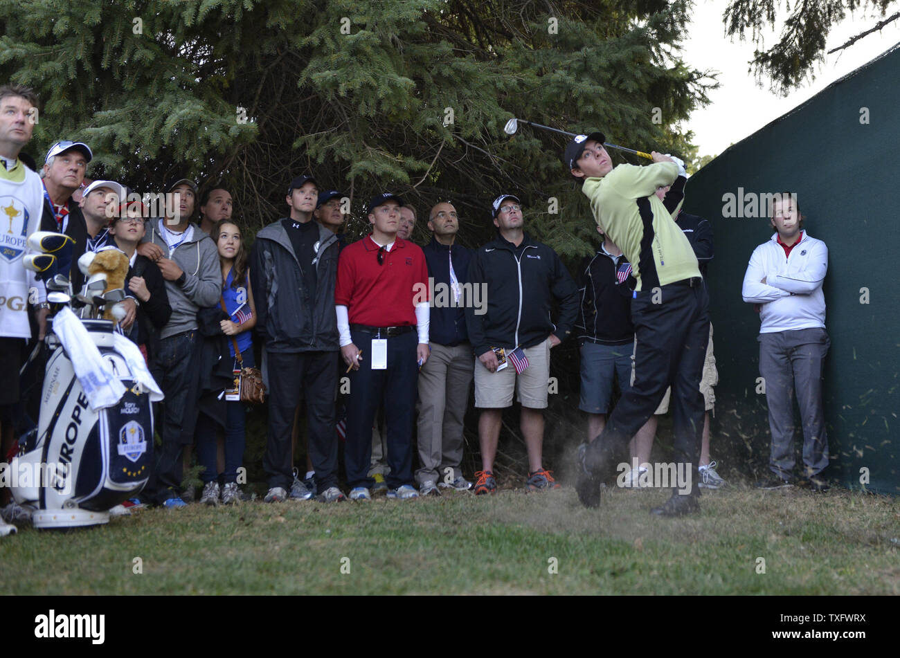 L'Europe de l'équipe de l'Irlande du Nord, Rory McIlroy hits hors de l'état brut sur le premier trou à la 39e Ryder Cup à Medinah Country Club le 28 septembre 2012 à Médine, l'Illinois. McIlroy et son coéquipier Graeme McDowell a défait la Team USA Jim Furyk et Brandt Snedeker. UPI/Brian Kersey Banque D'Images