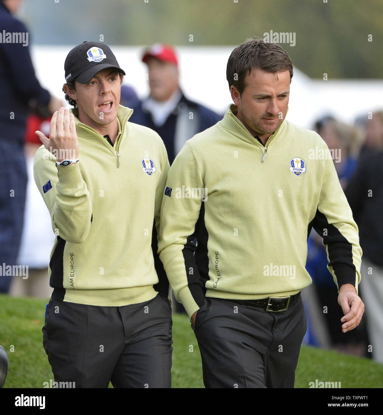 L'Europe de l'équipe de l'Irlande du Nord, Rory McIlroy (L) et son coéquipier Graeme McDowell de l'Irlande du Nord à pied jusqu'au premier trou à la 39e Ryder Cup à Medinah Country Club le 28 septembre 2012 à Médine, l'Illinois. McIlroy et McDowell a défait la Team USA Jim Furyk et Brandt Snedeker. UPI/Brian Kersey Banque D'Images