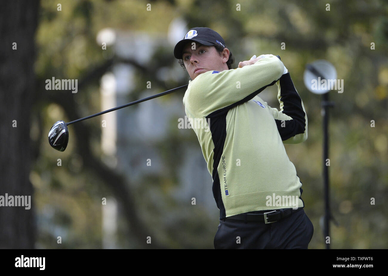 L'Europe de l'équipe de l'Irlande du Nord, Rory McIlroy tees off sur le quatrième trou à la 39e Ryder Cup à Medinah Country Club le 28 septembre 2012 à Médine, l'Illinois. UPI/Brian Kersey Banque D'Images