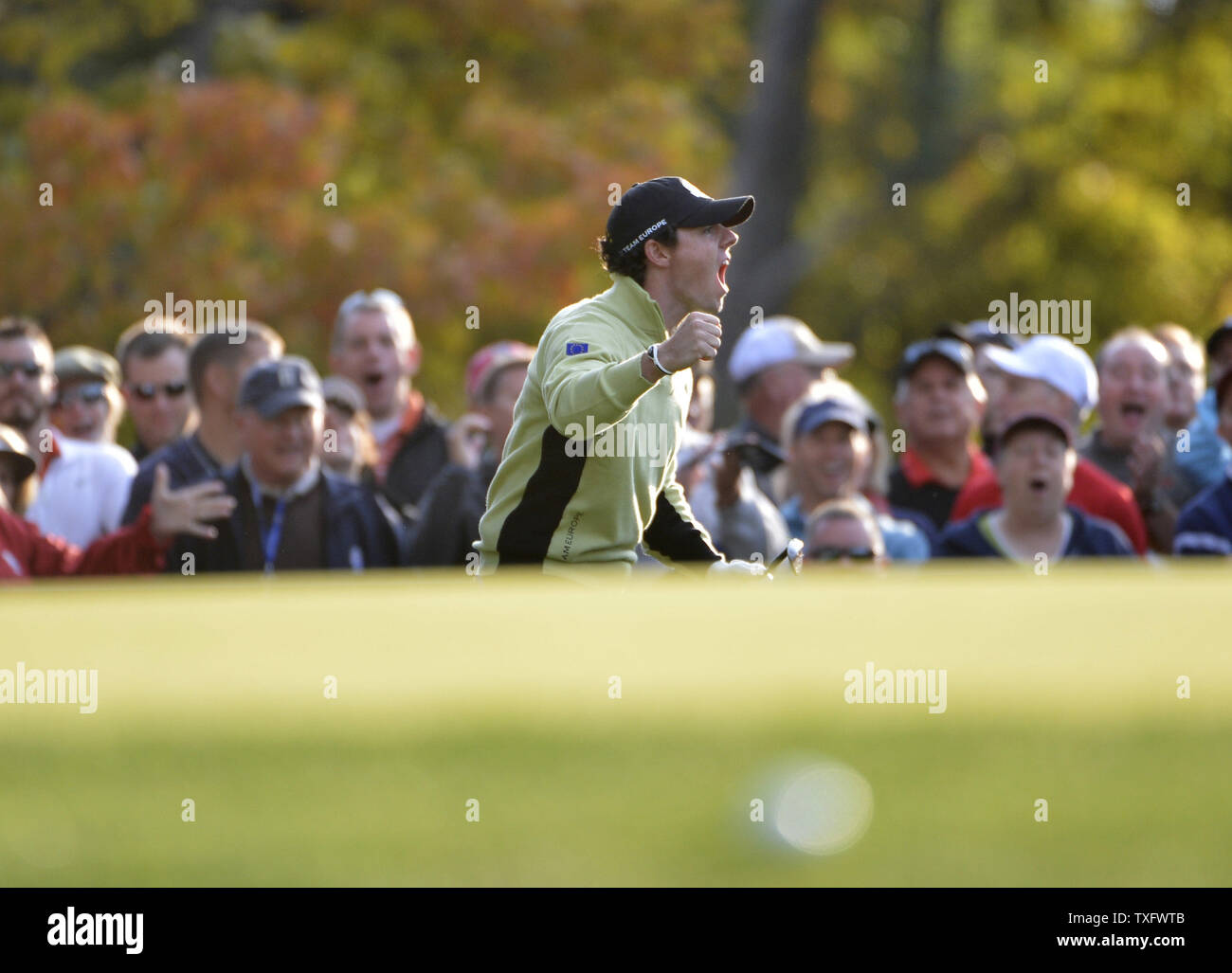 L'Europe de l'équipe de l'Irlande du Nord, Rory McIlroy réagit après l'écaillage dans pour birdie sur le quatrième trou à la 39e Ryder Cup à Medinah Country Club le 28 septembre 2012 à Médine, l'Illinois. UPI/Brian Kersey Banque D'Images