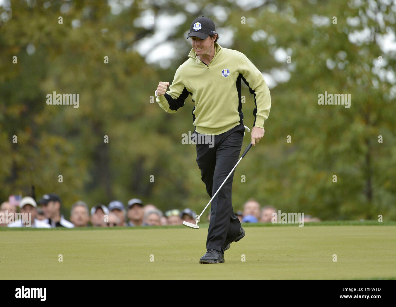 L'Europe de l'équipe de l'Irlande du Nord, Rory McIlroy réagit après avoir coulé un birdie putt sur le septième trou à la 39e Ryder Cup à Medinah Country Club le 28 septembre 2012 à Médine, l'Illinois. UPI/Brian Kersey Banque D'Images