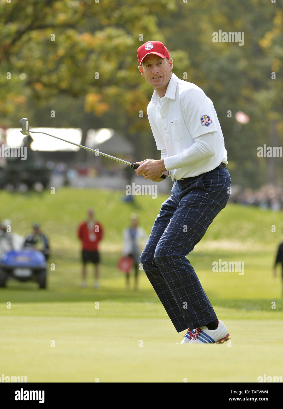 Jim Furyk du Team USA réagit après avoir raté un putt au 18e trou lors de la 39e Ryder Cup à Medinah Country Club le 28 septembre 2012 à Médine, l'Illinois. Furyk et son coéquipier du Team USA Brandt Snedeker ont perdu leur match de Team Europe's Rory McIlroy et Graeme McDowell, tous deux de l'Irlande du Nord. UPI/Brian Kersey Banque D'Images