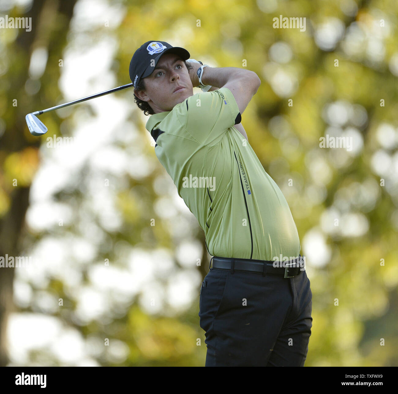 L'Europe de l'équipe de l'Irlande du Nord, Rory McIlroy tees off au 17ème trou à la 39e Ryder Cup à Medinah Country Club le 28 septembre 2012 à Médine, l'Illinois. Après le premier jour de jouer les États-Unis Europe mène 5-3. UPI/Brian Kersey Banque D'Images