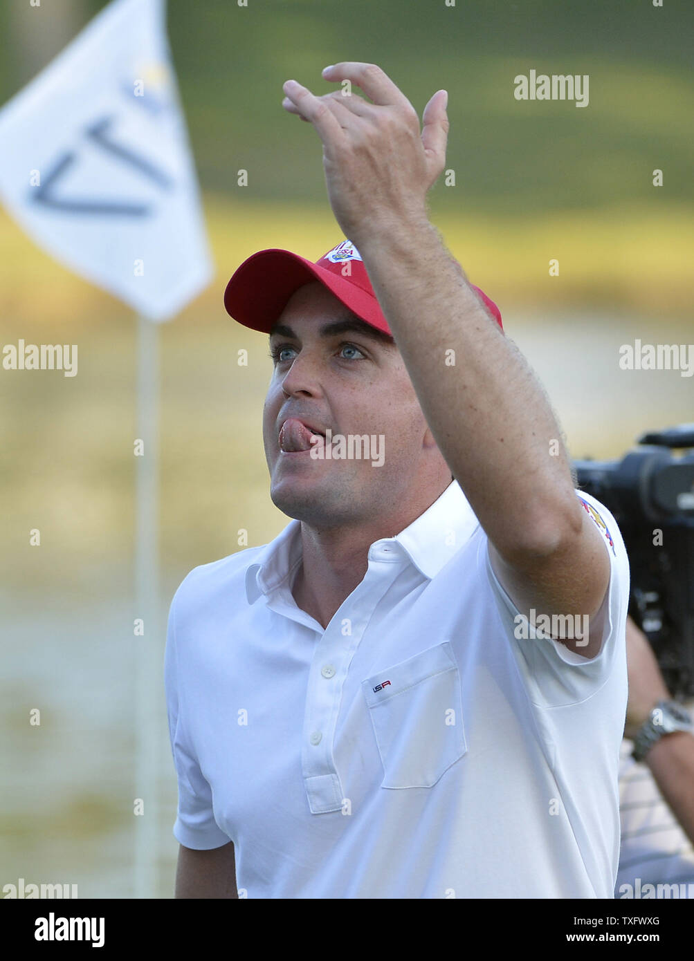 Keegan Bradley du Team USA aspire la foule après lui et son coéquipier du Team USA Phil Mickelson a remporté son match contre l'équipe Europe's Rory McIlroy et Graeme McDowell, tant de l'Irlande du Nord, au 17e trou lors de la 39e Ryder Cup à Medinah Country Club le 28 septembre 2012 à Médine, l'Illinois. Après le premier jour de jouer les États-Unis Europe mène 5-3. UPI/Brian Kersey Banque D'Images