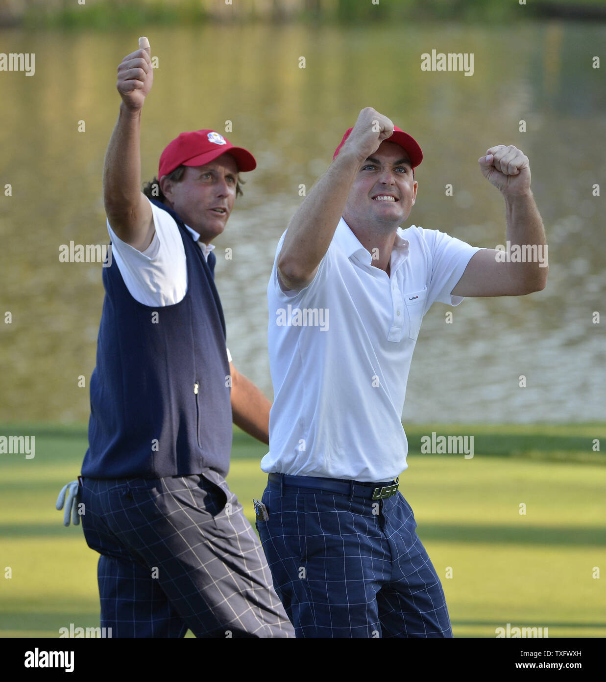 Phil Mickelson du Team USA (L) et son coéquipier Keegan Bradley célébrer après avoir remporté leur match contre l'équipe de Rory McIlroy et Graeme McDowell, tant de l'Irlande du Nord, au 17e trou lors de la 39e Ryder Cup à Medinah Country Club le 28 septembre 2012 à Médine, l'Illinois. Après le premier jour de jouer les États-Unis Europe mène 5-3. UPI/Brian Kersey Banque D'Images