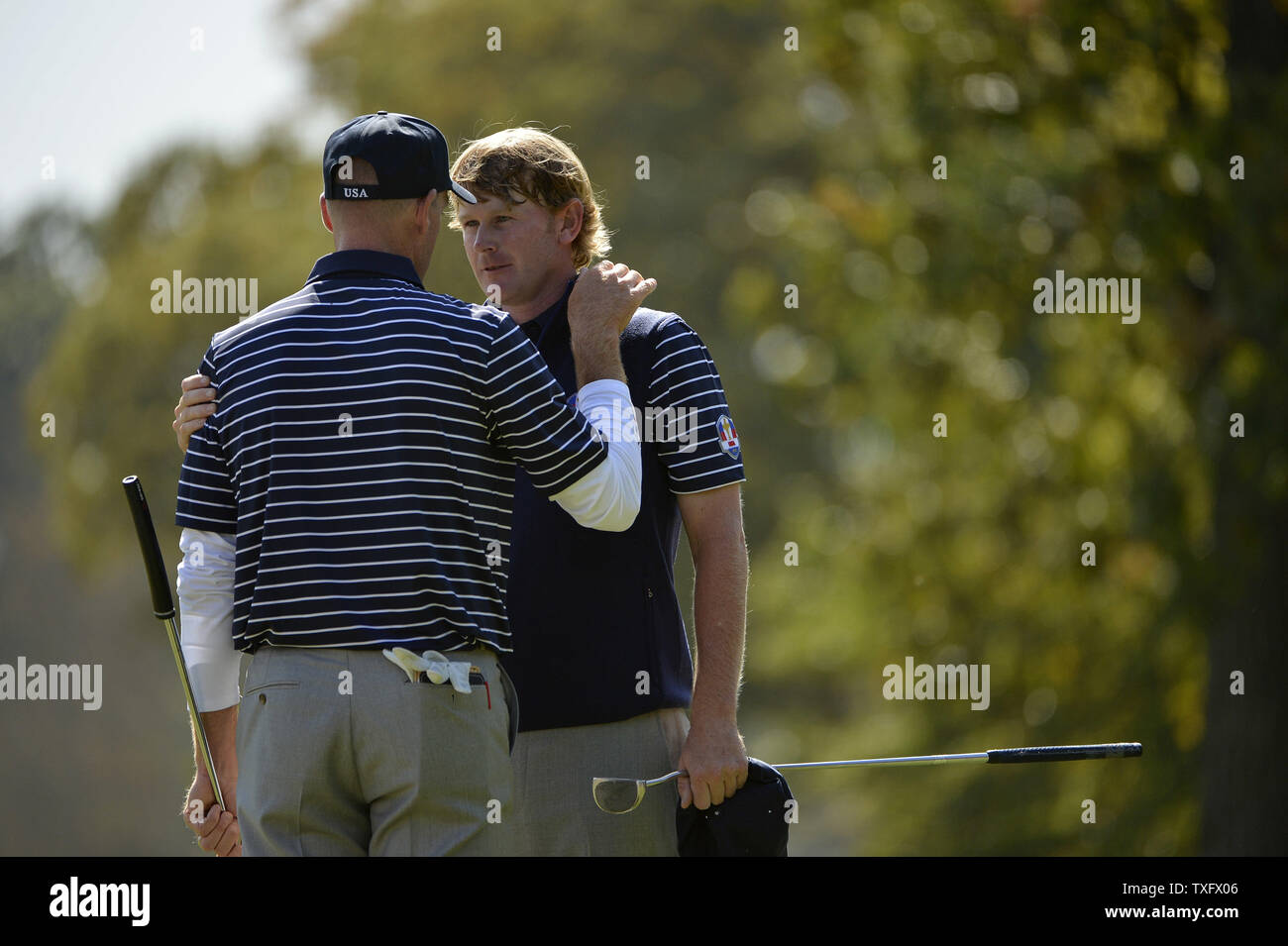 Jim Furyk du Team USA (L) et son coéquipier Brandt Snedeker parler après avoir vaincu l'Europe de l'équipe de l'Irlande du Nord, Rory McIlroy et Graeme McDowell de l'Irlande du Nord dans leur match à la 39e Ryder Cup à Medinah Country Club le 29 septembre 2012 à Médine, l'Illinois. UPI/Brian Kersey Banque D'Images