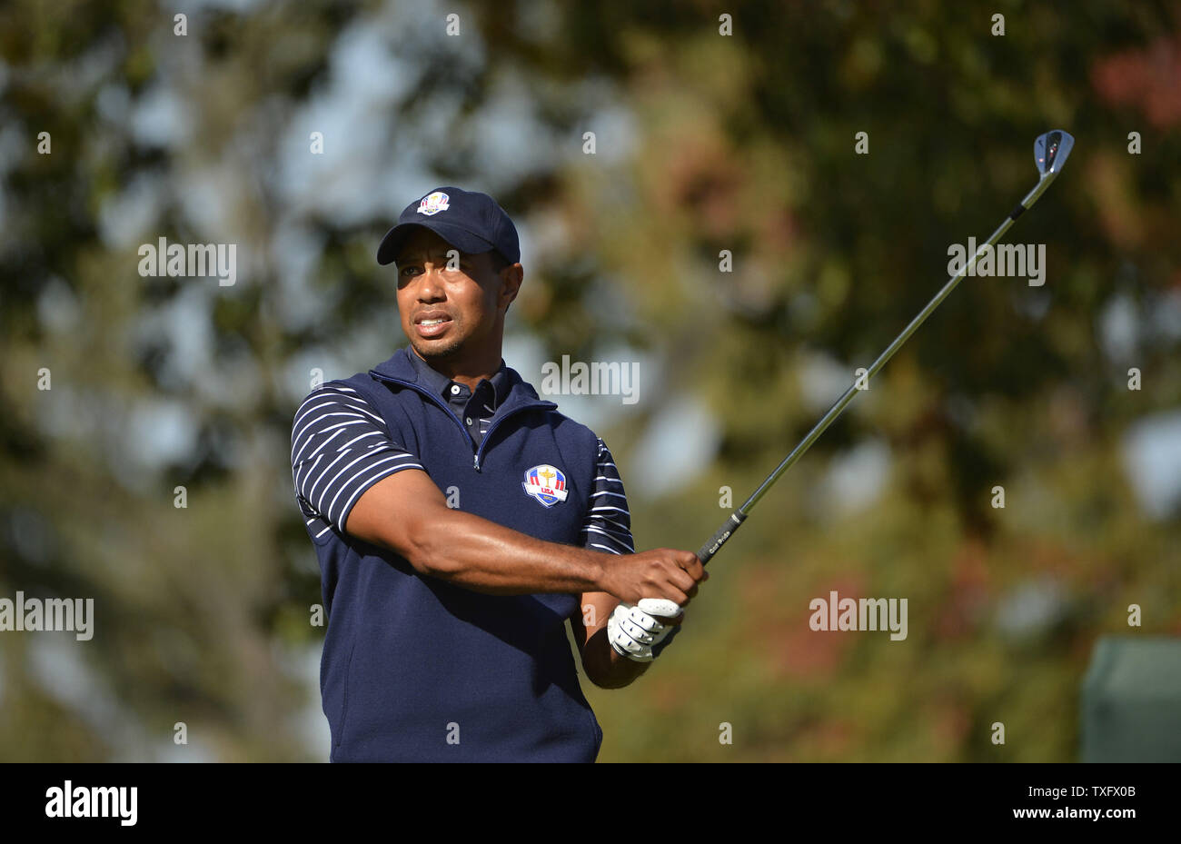 Tiger Woods du Team USA tees off sur le huitième trou lors de la 39e Ryder Cup à Medinah Country Club le 29 septembre 2012 à Médine, l'Illinois. Après le deuxième jour de jouer les États-Unis Europe mène 10-6 et besoins 4 1/2 points dans la ronde finale pour gagner la Ryder Cup. UPI/Brian Kersey Banque D'Images