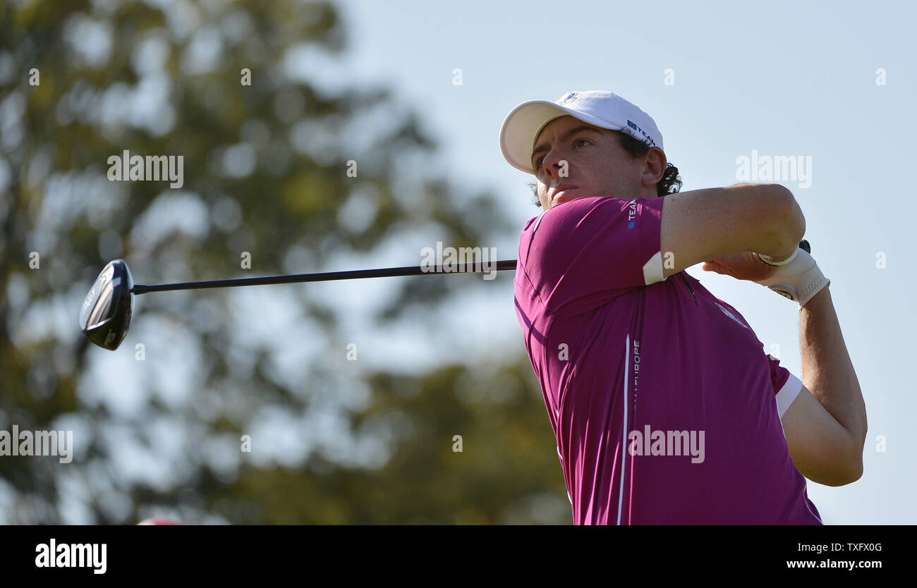 L'Europe de l'équipe de l'Irlande du Nord, Rory McIlroy tees off sur le neuvième trou à la 39e Ryder Cup à Medinah Country Club le 29 septembre 2012 à Médine, l'Illinois. Après le deuxième jour de jouer les États-Unis Europe mène 10-6 et besoins 4 1/2 points dans la ronde finale pour gagner la Ryder Cup. UPI/Brian Kersey Banque D'Images