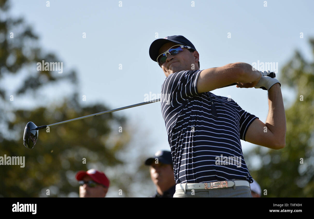 Zach Johnson du Team USA tees off sur le neuvième trou à la 39e Ryder Cup à Medinah Country Club le 29 septembre 2012 à Médine, l'Illinois. Après le deuxième jour de jouer les États-Unis Europe mène 10-6 et besoins 4 1/2 points dans la ronde finale pour gagner la Ryder Cup. UPI/Brian Kersey Banque D'Images