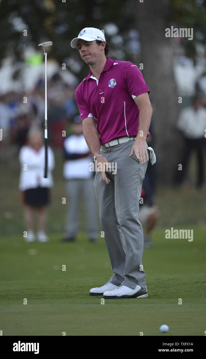 L'Europe de l'équipe de l'Irlande du Nord, Rory McIlroy fait basculer son putter après avoir raté un birdie putt au 18e trou lors de la 39e Ryder Cup à Medinah Country Club le 29 septembre 2012 à Médine, l'Illinois. Après le deuxième jour de jouer les États-Unis Europe mène 10-6 et besoins 4 1/2 points dans la ronde finale pour gagner la Ryder Cup. UPI/Brian Kersey Banque D'Images