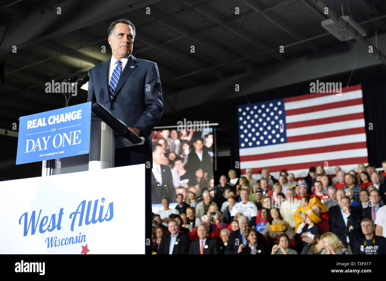Le candidat républicain Mitt Romney parle aux partisans lors d'un rassemblement au State Fair Park à West Allis, Wisconsin. Romney a exposé les arguments de clôture pour sa candidature à la présidence des États-Unis dans son discours. UPI/Brian Kersey Banque D'Images