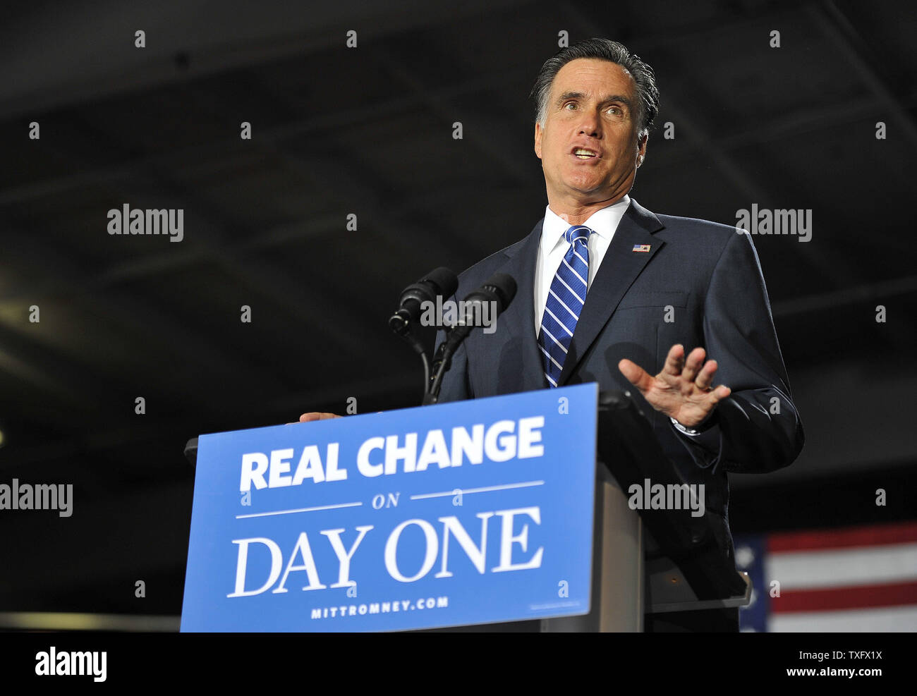 Le candidat républicain Mitt Romney parle aux partisans lors d'un rassemblement au State Fair Park à West Allis, Wisconsin. Romney a exposé les arguments de clôture pour sa candidature à la présidence des États-Unis dans son discours. UPI/Brian Kersey Banque D'Images